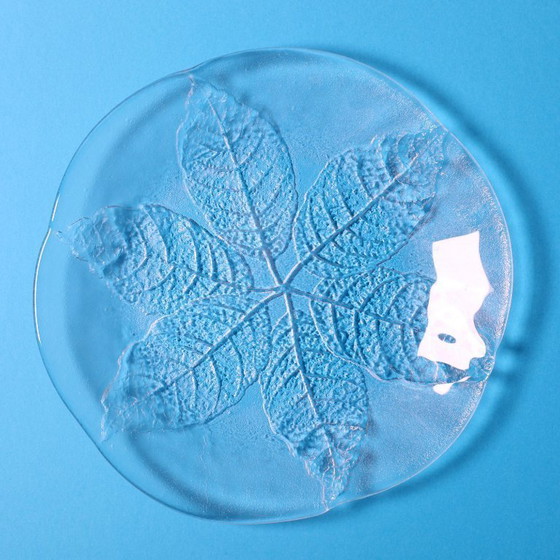 Image 1 of Set van 3 vintage Kosta Boda glazen dinerborden / Scandinavisch bladmotief / 1975