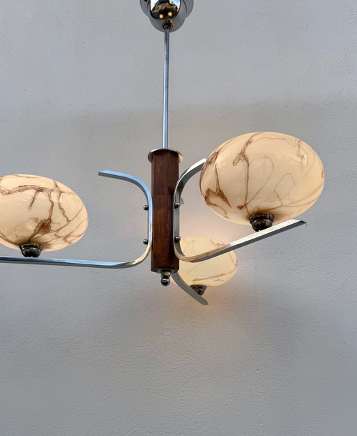 Lampadario Art Déco in cromo e vetro opalino marmorizzato