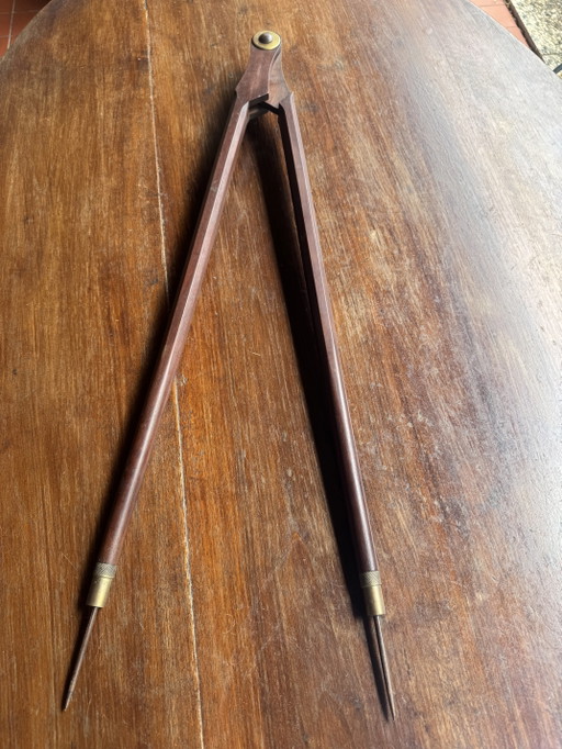 Rare grand compas d’atelier ancien – Michelin & Cie – Acajou – 82 cm – decoratieve objecten, Wood (photo 2 of 12)