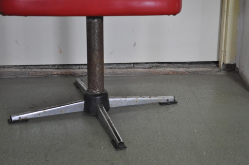 Silla giratoria de polipiel roja, años 50