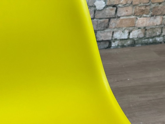 Vitra DSW moutarde/noir - PLUSIEURS EXEMPLAIRES EN STOCK – Chaises & fauteuils, Metal, Plastic (photo 10 of 16)