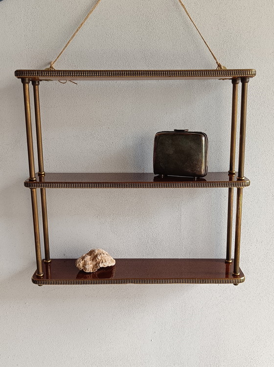 Image 1 of Estantería de pared de mediados de siglo en madera y latón, estante colgante de 3 niveles, estilo de los años 50-60.