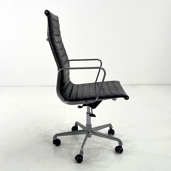 Silla de escritorio Eames EA119 de cuero, diseñada por Charles y Ray Eames para ICF, década de 1970. (photo 3 of 10)