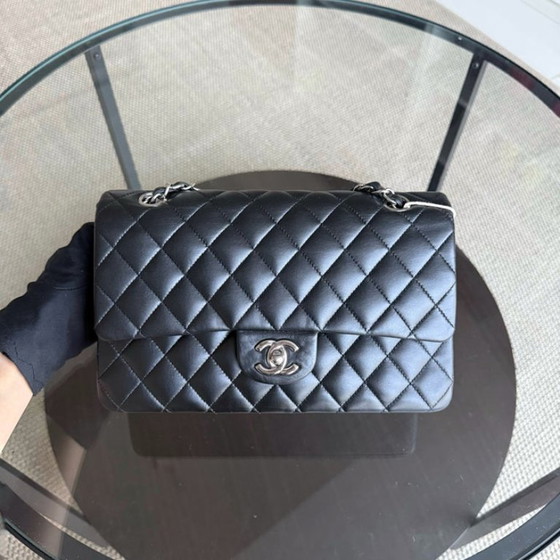 Image 1 of Sac Chanel Classic Flap moyen - 25 cm, en agneau matelassé noir, finitions argentées, série 12