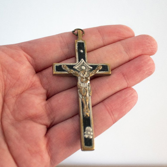 Image 1 of Pendentif croix pectorale française ancienne du XIXe siècle : ébène dans un cadre argenté