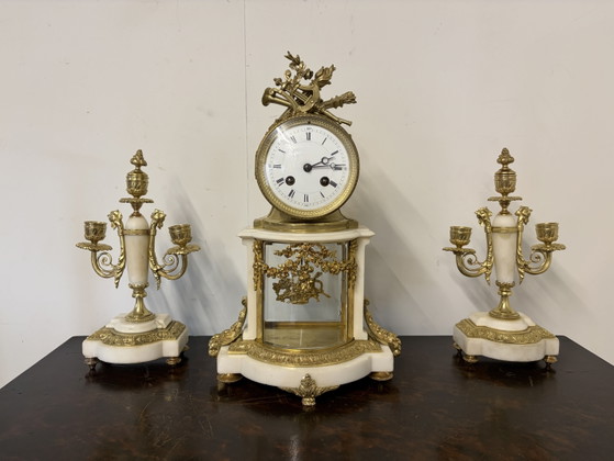 Set di orologio francese con pendolo in vetro e 2 candelabri. – Glass, Marble (photo 8 of 8)