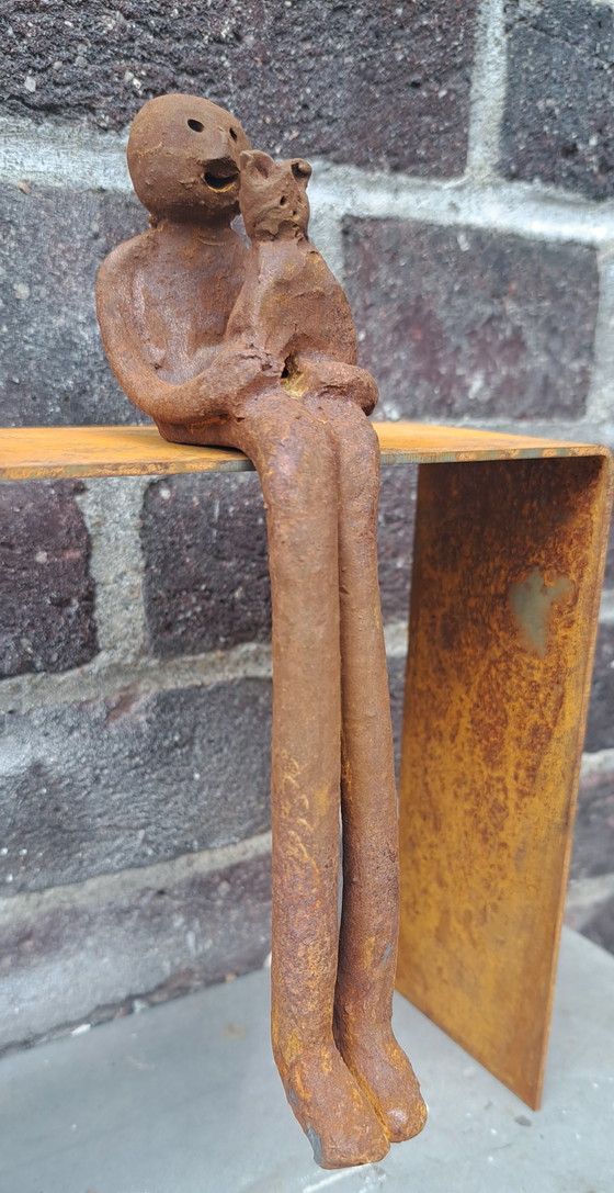 Image 1 of Uomo con gatto su piedistallo , ceramica e acciaio