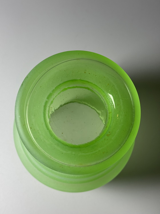 Image 1 of Vaso Art Déco in cristallo all'uranio con base a gradini – Design geometrico satinato – Anni '30