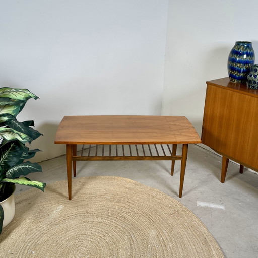 Mesa de centro de estilo danés con superficie de alto brillo