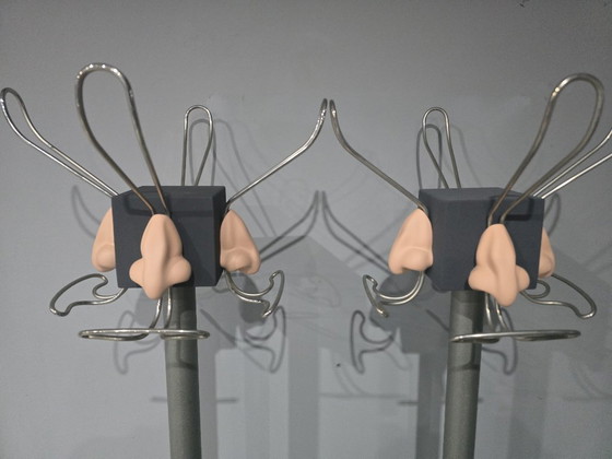 Paire rare de porte-manteaux sculpturaux "Hommage à Magritte" – Antartidee, Italie, C. 1980 – Sculptures (photo 5 of 6)