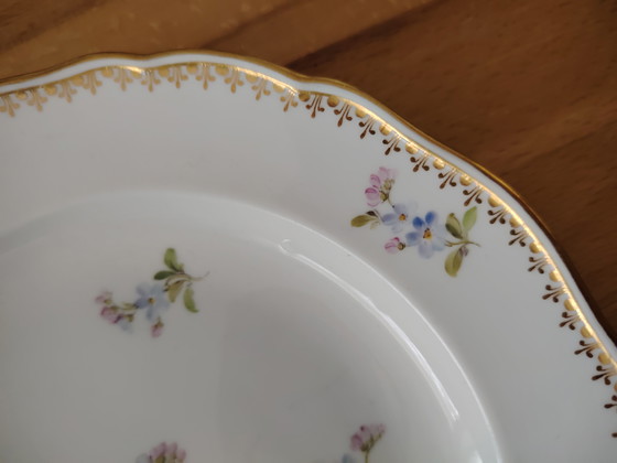 Image 1 of 4 vintage Meissen porseleinen taartschalen met bloemmotief en gouden rand.