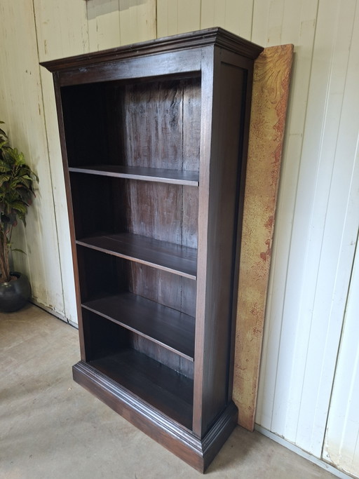 Dimensiones de la librería colonial de teca: 98 x 34 cm y 180 cm de alto.
