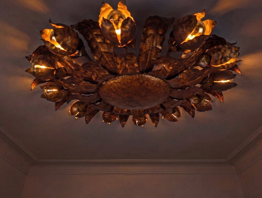 Grand plafonnier soleil en métal doré à motif floral, style années 1950