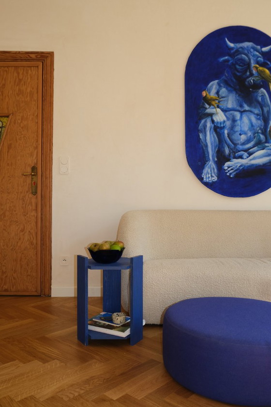 Mesa auxiliar hexagonal a medida / Mesita de noche – Madera azul cobalto – Dina De Pauw, Mesas auxiliares (photo 3 of 5)