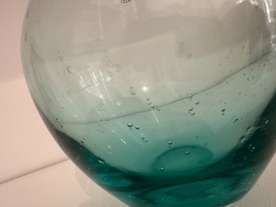 Image 1 of Vase en verre soufflé bleu – Artisanat et légèreté