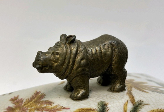 Image 1 of Boîte à bijoux rectangulaire unique en porcelaine, ornée d'un hippopotame en bronze.