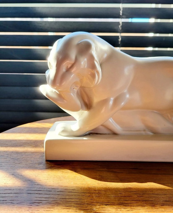 Image 1 of Sculpture Art déco en céramique blanche représentant un tigre et une gazelle, John Skeaping, Wedgwood, 1927