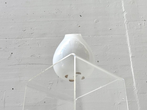 Image 1 of Jarrón de cristal opalino de mediados de siglo, con forma orgánica de lágrima.