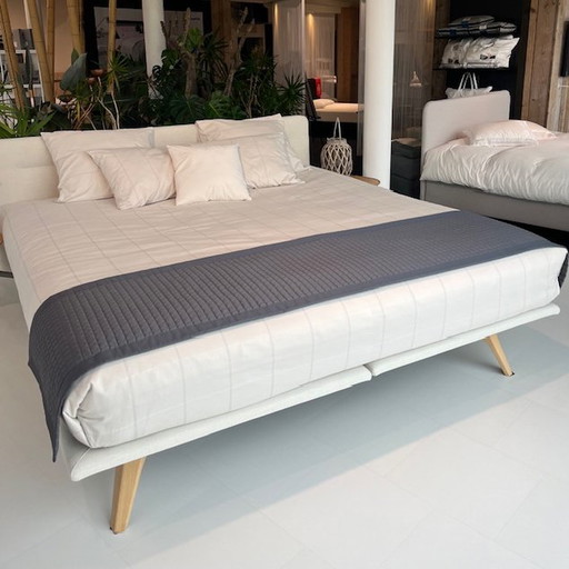 Lit de marque privée - 200x210