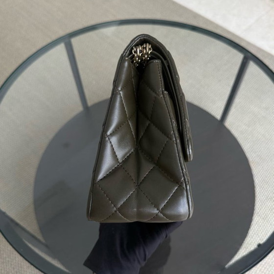 Image 1 of Chanel 2.55 Reissue 226 - Pelle di vitello trapuntata invecchiata, verde militare scuro, hardware dorato, serie 13