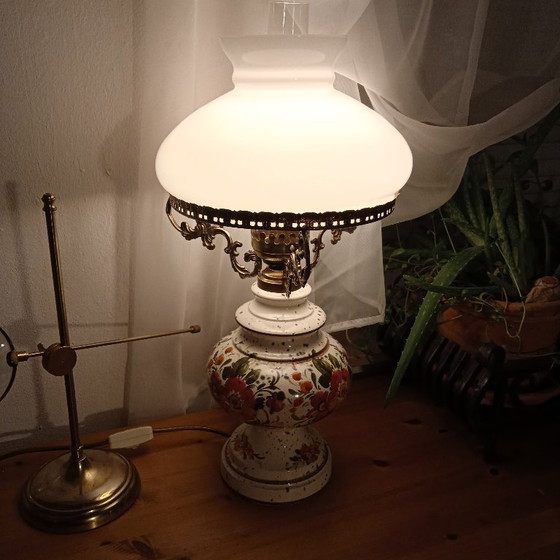 Image 1 of Lampe de table Majolica Sturm-Design en céramique italienne vintage, avec verre blanc dépoli et motifs floraux.