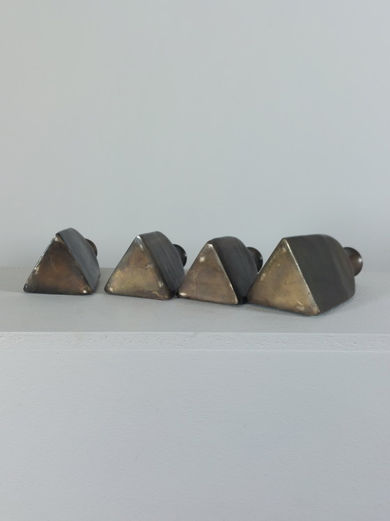 Image 1 of Kwintet van vier driehoekige messing vazen ​​met patina-afwerking.