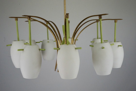 Image 1 of 9-armiger Messing-Kronleuchter aus der Jahrhundertmitte mit grünem Lack und Opalglas. Italien 1950er Jahre