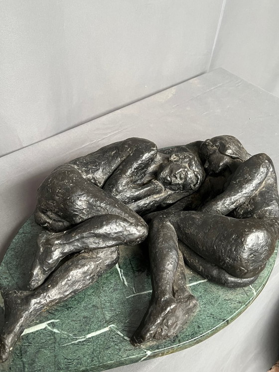 Bronze sculpture of three reclining figures on marble base, Green, Figuratief (photo 5 of 8)