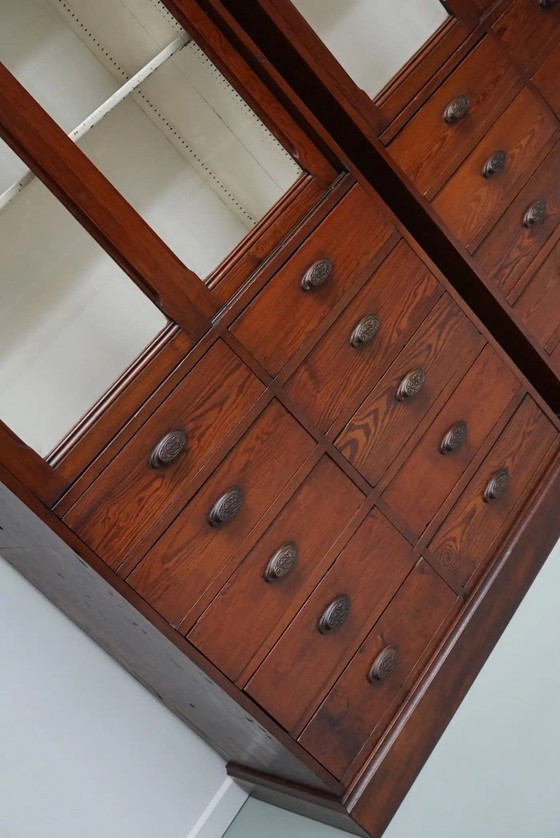 Image 1 of Grand meuble d'apothicaire/vitrine ancien belge en pin pitchpin, vers 1900