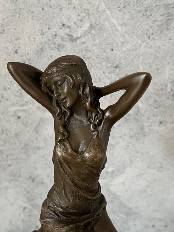 Image 1 of Estatua de bronce elegante dama sentada en taburete de bar