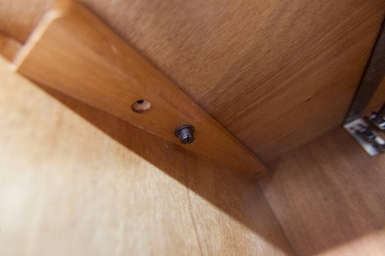 Image 1 of Armoire 1950 Mid-Century-Modern chêne en frisage 2 portes, 2 tiroirs, 4 étagères, 30cm de penderie et miroir 54x18cm