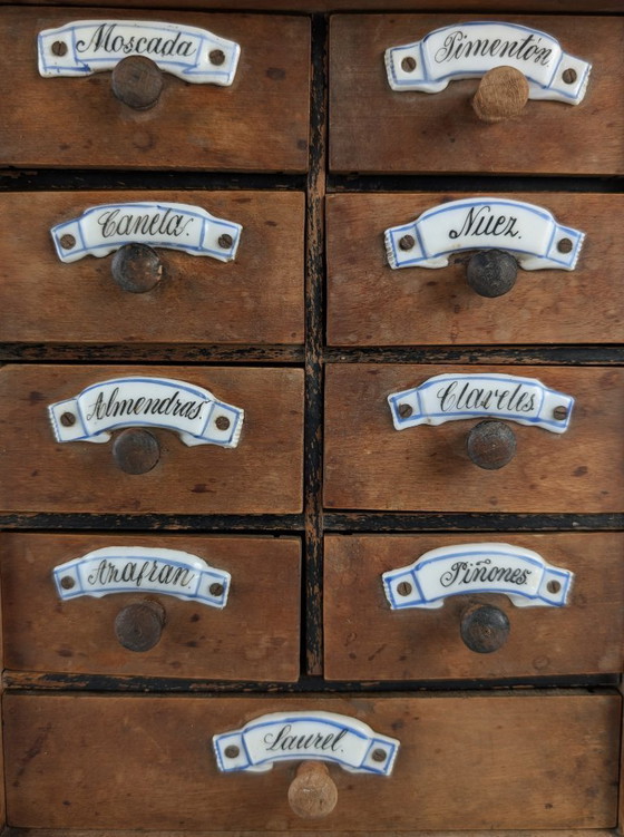Image 1 of Armoire à épices murale rustique espagnole en bois avec étiquettes en céramique, années 1930