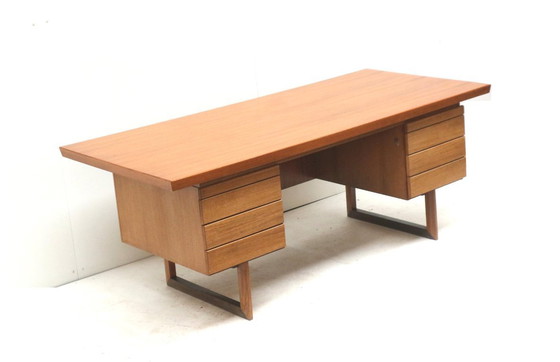 Image 1 of Ampia scrivania direzionale dal design vintage realizzata negli anni '70