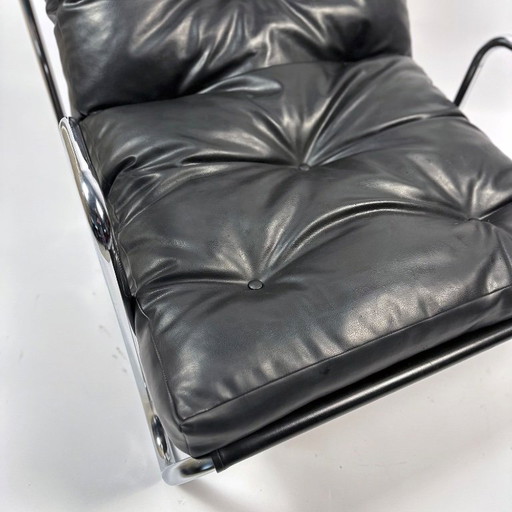 Poltrona vintage nera anni '70 con base cromata