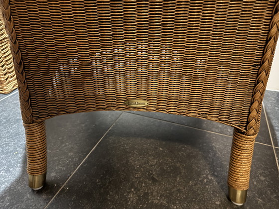 Image 1 of 8 Lloyd Loom stoelen met bijhorende kussens 2 met armleuningen y 6 zonder leuning 