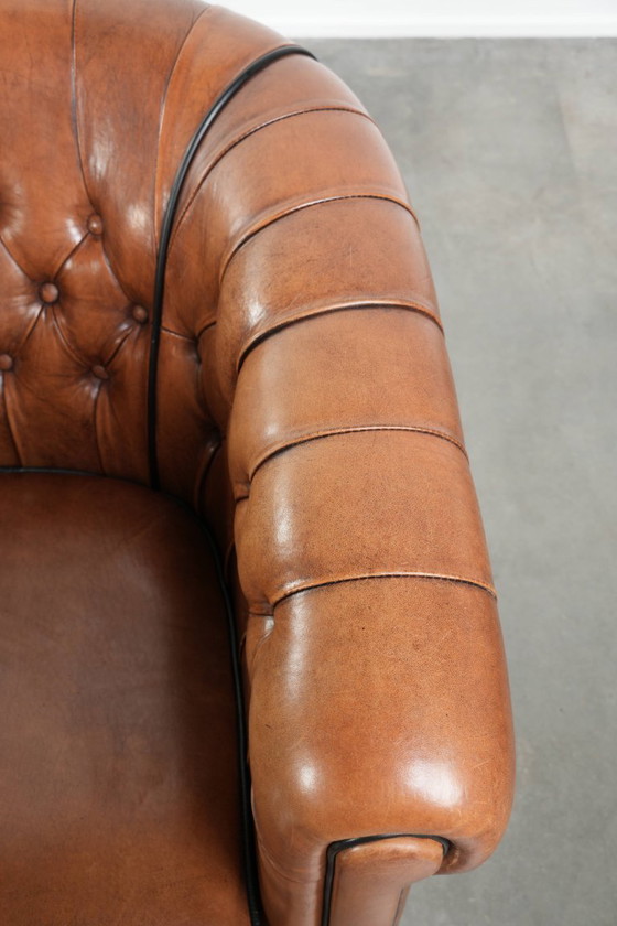 Image 1 of 2 Chesterfield-Clubsessel im englischen Stil mit Schaffellbezug in gutem Zustand