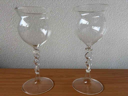 Jos Böhm: 2 bicchieri da vino speciali, realizzati a mano, oggetto da collezione.
