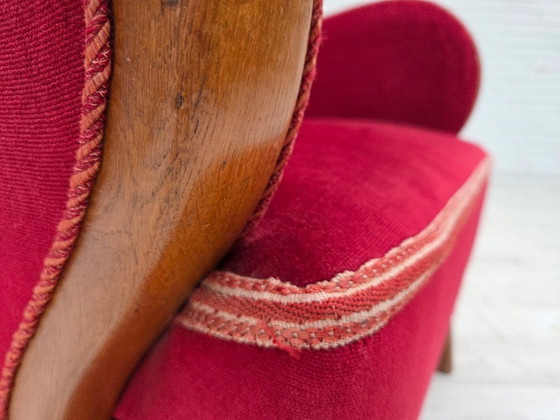 Image 1 of Fauteuil danois des années 1960, revêtement en velours rouge, bois de chêne.