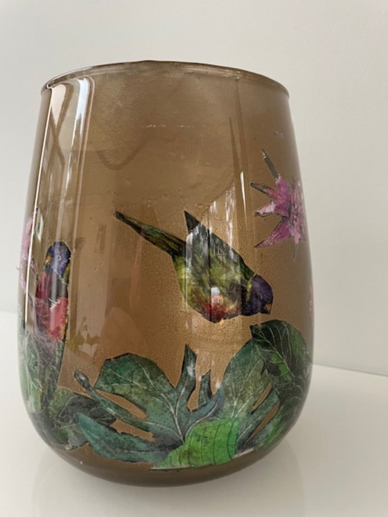Image 1 of Glazen kaarsenhouder/vaas met exotische vogels – warm goudtint (17 cm)