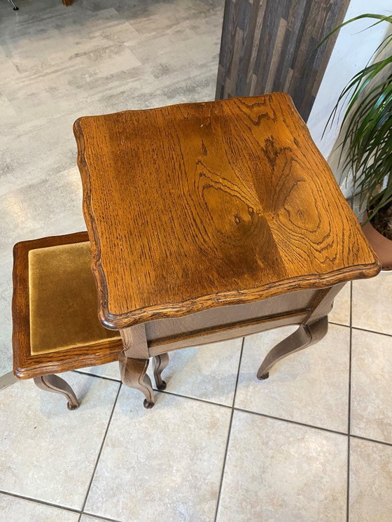 Image 1 of Conjunto de mesa y taburete estilo Luis XV en roble macizo