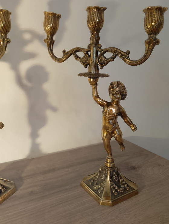 Image 1 of Paar bronzen kandelaars met putti, Franse kunst, Lodewijk XVI-stijl, 19e eeuw