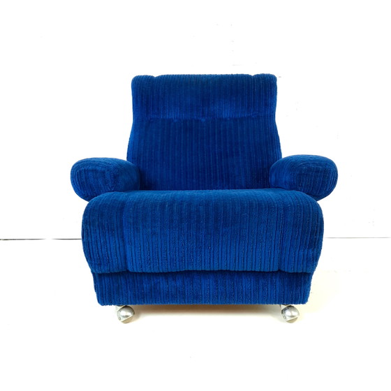 Image 1 of 1 fauteuil vintage à roulettes en velours côtelé bleu chromé