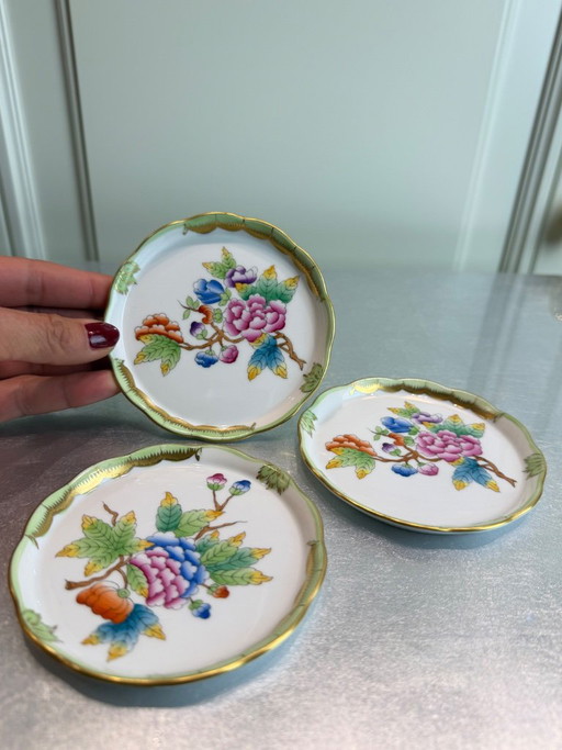 Tres posavasos de cristal pintados a mano de fina porcelana Herend con el famoso decorado Victoria VBO en venta.