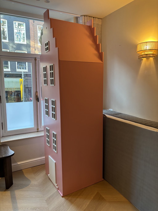 Armoire pour enfants Closetvaneenhuis, escalier de la maison du canal, pignon rose clair