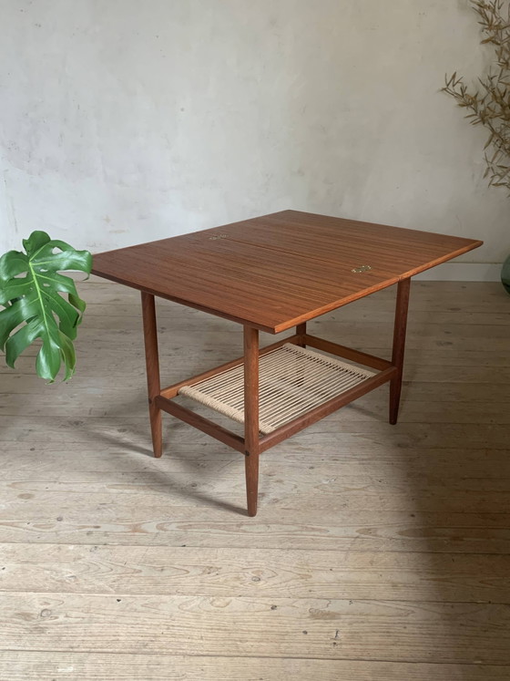 Tavolino da caffè vintage in teak e corda con portariviste. – Tavolini, Scandinavian (photo 3 of 10)