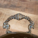 Antieke Franse bronzen schaal uit de 19e eeuw met decoratieve leeuwenhandvatten en -klauwen