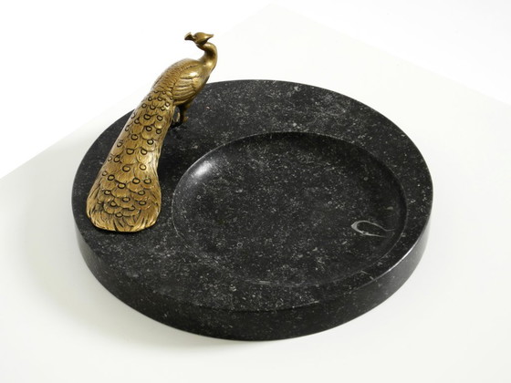 Image 1 of Wunderschönes, großes Tablett aus schwarzem Granit mit einem Pfau aus Messing, um 1920