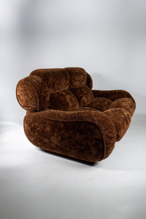 Sofá italiano vintage con tapizado de terciopelo marrón, perfecto estado.
