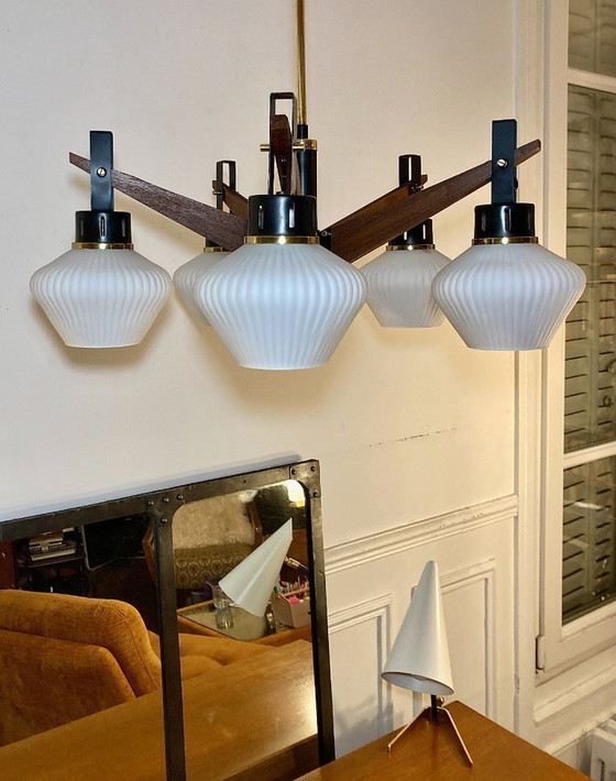 Image 1 of Lampadario italiano d'epoca in teak, ottone e vetro opalino