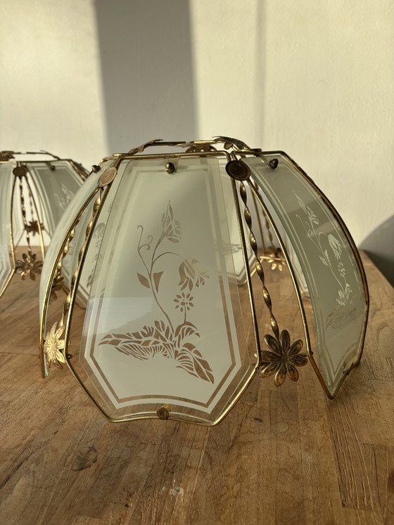 Image 1 of Set van 2 vintage glazen lampenkappen (Ø40 cm) met goudkleurig bloemenframe – Art Nouveau stijl